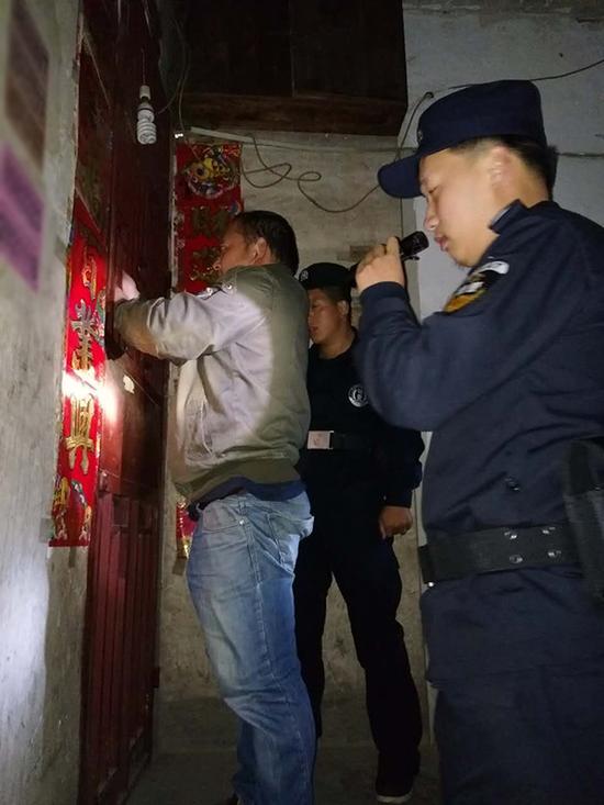 九江粗心妈妈误将幼女锁家中 